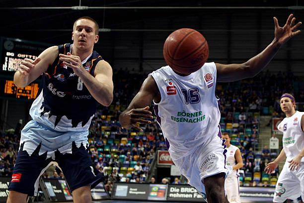 保持进攻的 保持进攻的