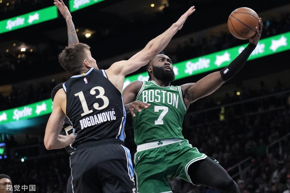 更加坚定自 更加坚定自